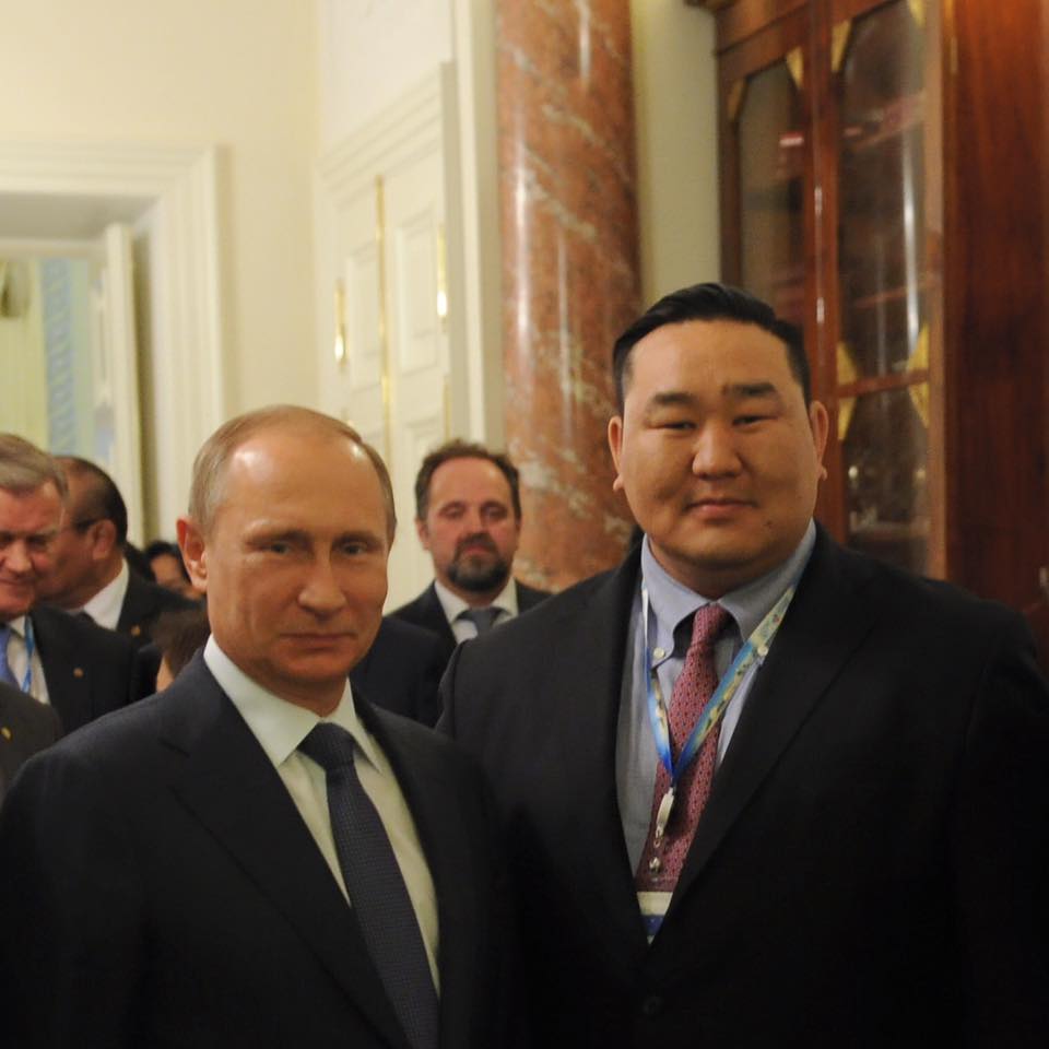 Аса аваргатай зургаа даруулсан “Дэлхийн одууд”